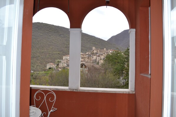 Habitación superior con 1 cama matrimonial o 2 individuales, vista a la ciudad | Wifi gratis y ropa de cama 