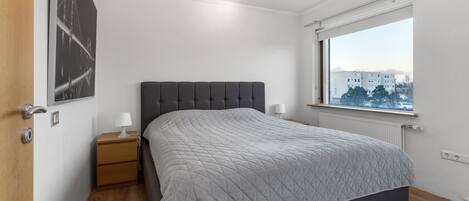 1 makuuhuone, työpöytä, silitysrauta/-lauta, vauvan matkasänky