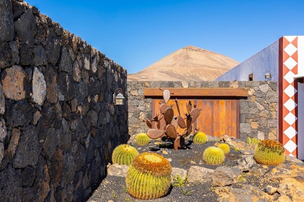Property grounds - Casa Rural Hero - Five Bedroom Villa, Sleeps 10 (Tías)