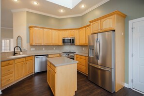 Réfrigérateur, micro-ondes, four, lave-vaisselle