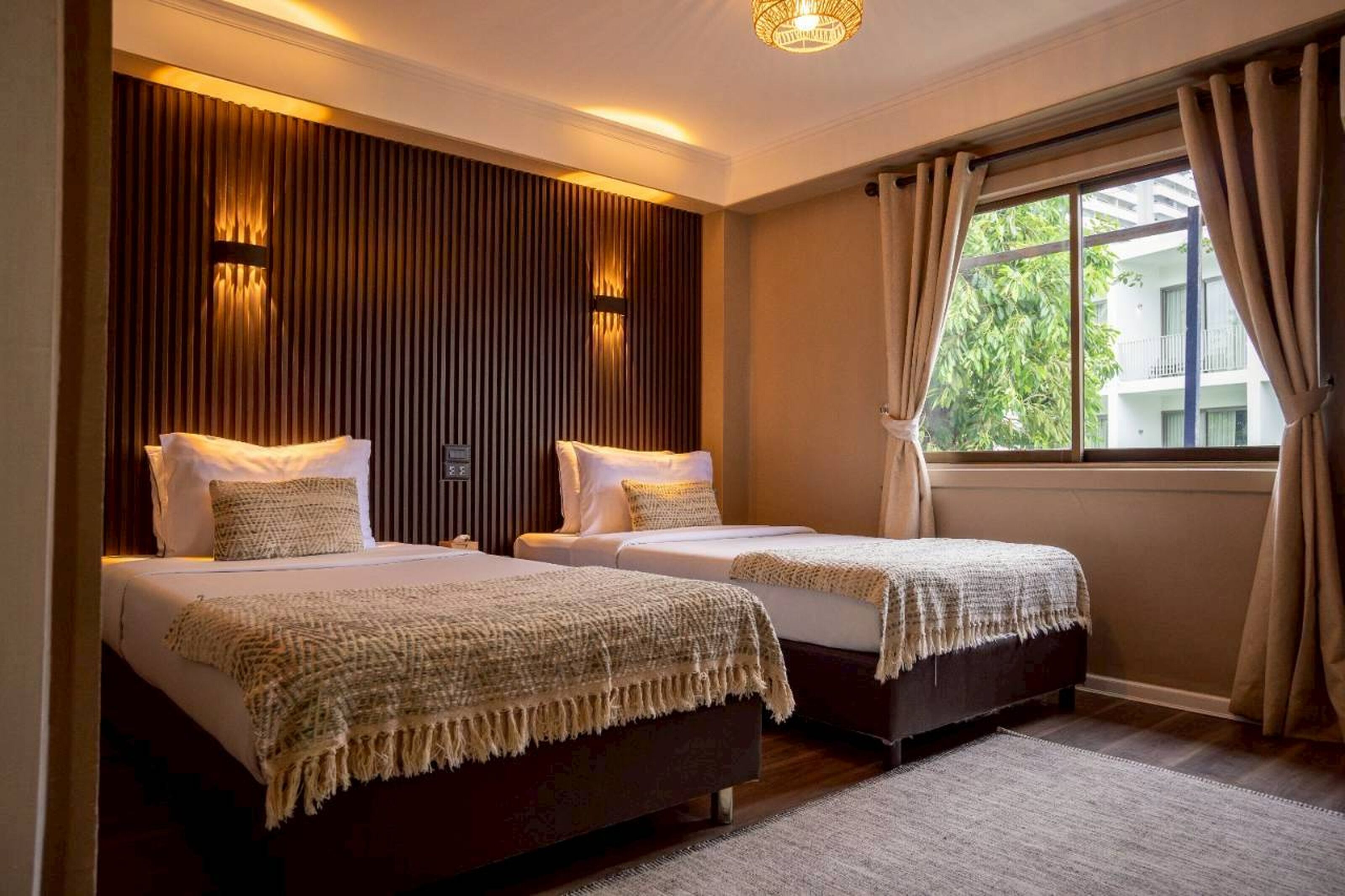 Deluxe Double or Twin Room (Newly Renovated) | Bộ trải giường bằng vải cotton Ai Cập, bộ đồ giường cao cấp 