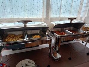 Se ofrece un desayuno bufé todos los días (por un coste adicional)