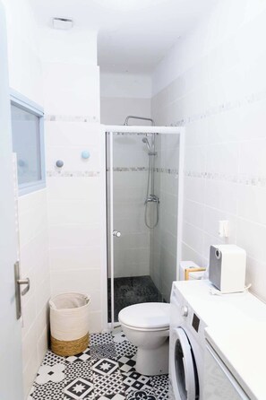 Secadora de cabello y papel de baño 