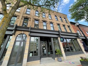 Exterior - Amazing 2-bedroom upstairs apartment in Alma with WiFi, AC, Cable (Alma)