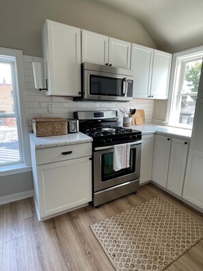 Fridge, microwave, oven, stovetop - Amazing 2-bedroom upstairs apartment in Alma with WiFi, AC, Cable (Alma)