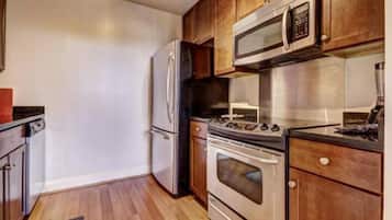 Full-sized fridge, microwave, oven, stovetop
