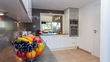 Mikrowelle, GeschirrspĂŒler, Wasserkocher mit Kaffee-/Teezubehör