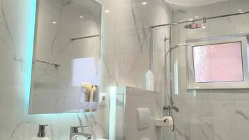 Een haardroger, handdoeken, zeep, toiletpapier