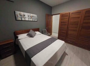 2 bedrooms, free WiFi, bed sheets - Stunning condominium with a pool! (Flic en Flac)