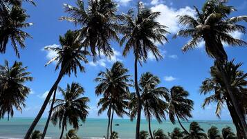 Rannalla, valkoista hiekkaa