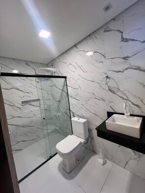 Standard Twin Room | Bathroom | Shower, free toiletries, towels, soap - N amaré Pousada (Japaratinga)