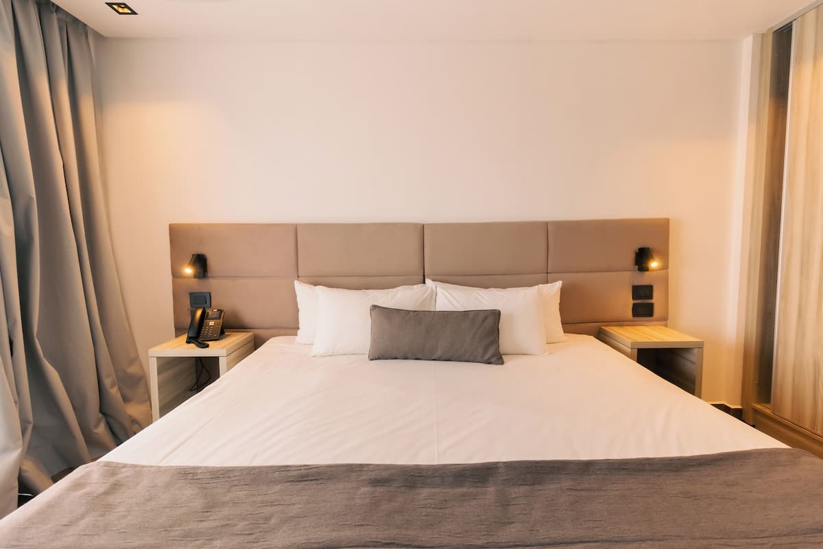 高级双人房, 阳台, 海景 | 埃及棉床单、高档床上用品、Select Comfort 床、迷你吧