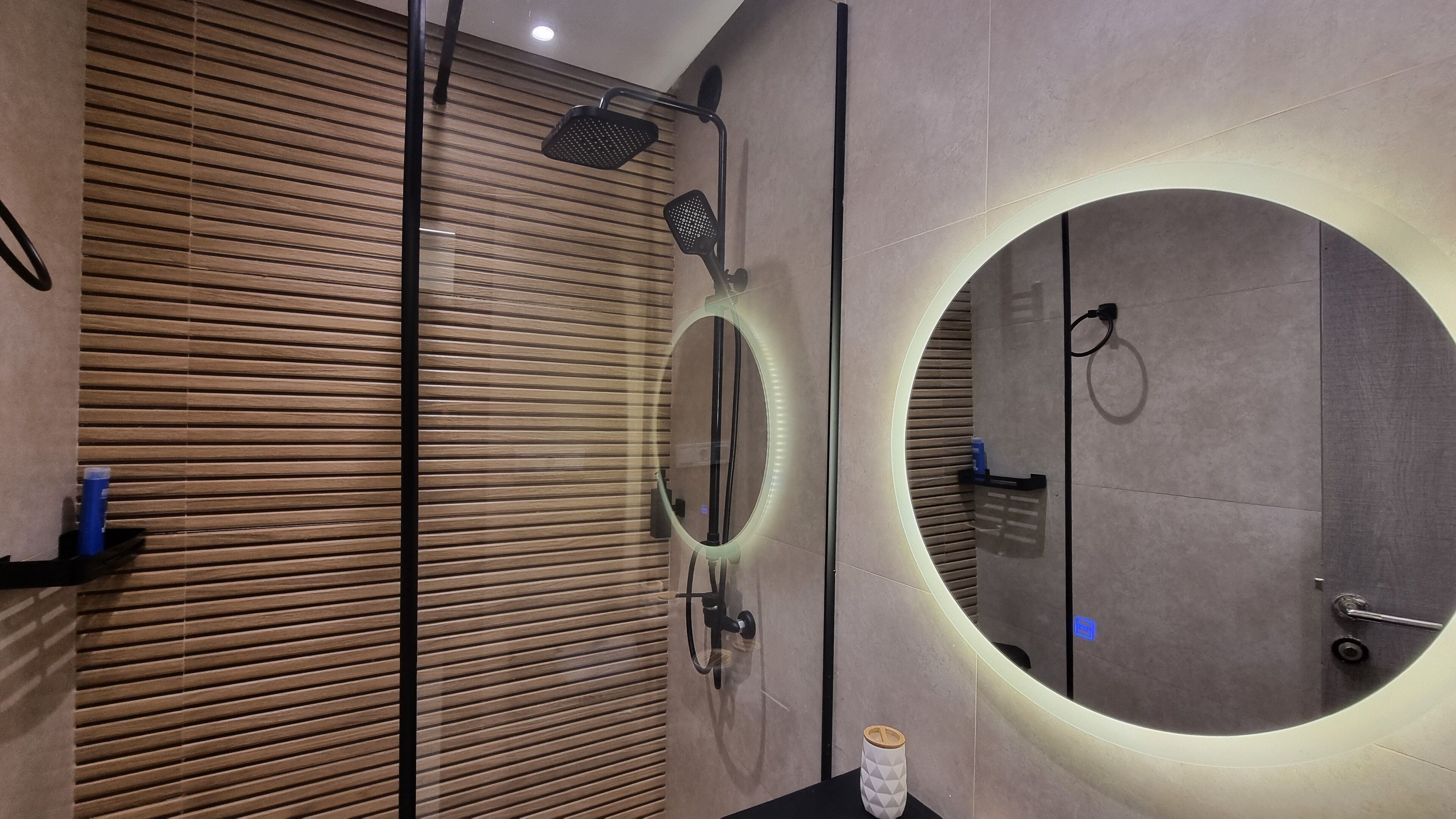 Douche, articles de toilette écologiques, sèche-cheveux