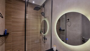 Dusche, umweltfreundliche Kosmetikartikel, Haartrockner, Handtücher