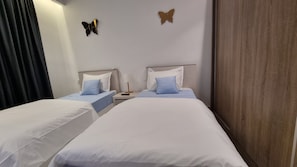 2 bedrooms, desk, iron/ironing board, WiFi - Modern & Restful, Akid Lotfi Oran  (Oran)