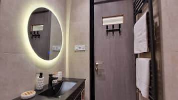 Regadera, amenidades de baño ecológicas, secadora de cabello, toallas