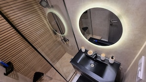 Shower, eco-friendly toiletries, hair dryer, towels - Modern & Restful, Akid Lotfi Oran  (Oran)