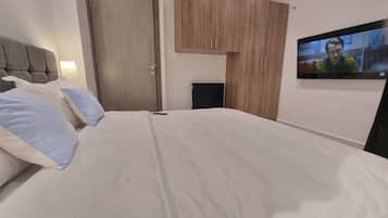 2 habitaciones, escritorio, tabla de planchar con plancha y wifi