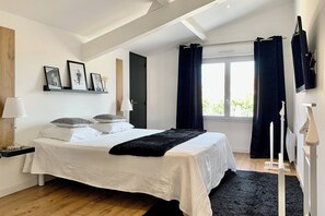 3 chambres, fer et planche à repasser, Wi-Fi, draps fournis