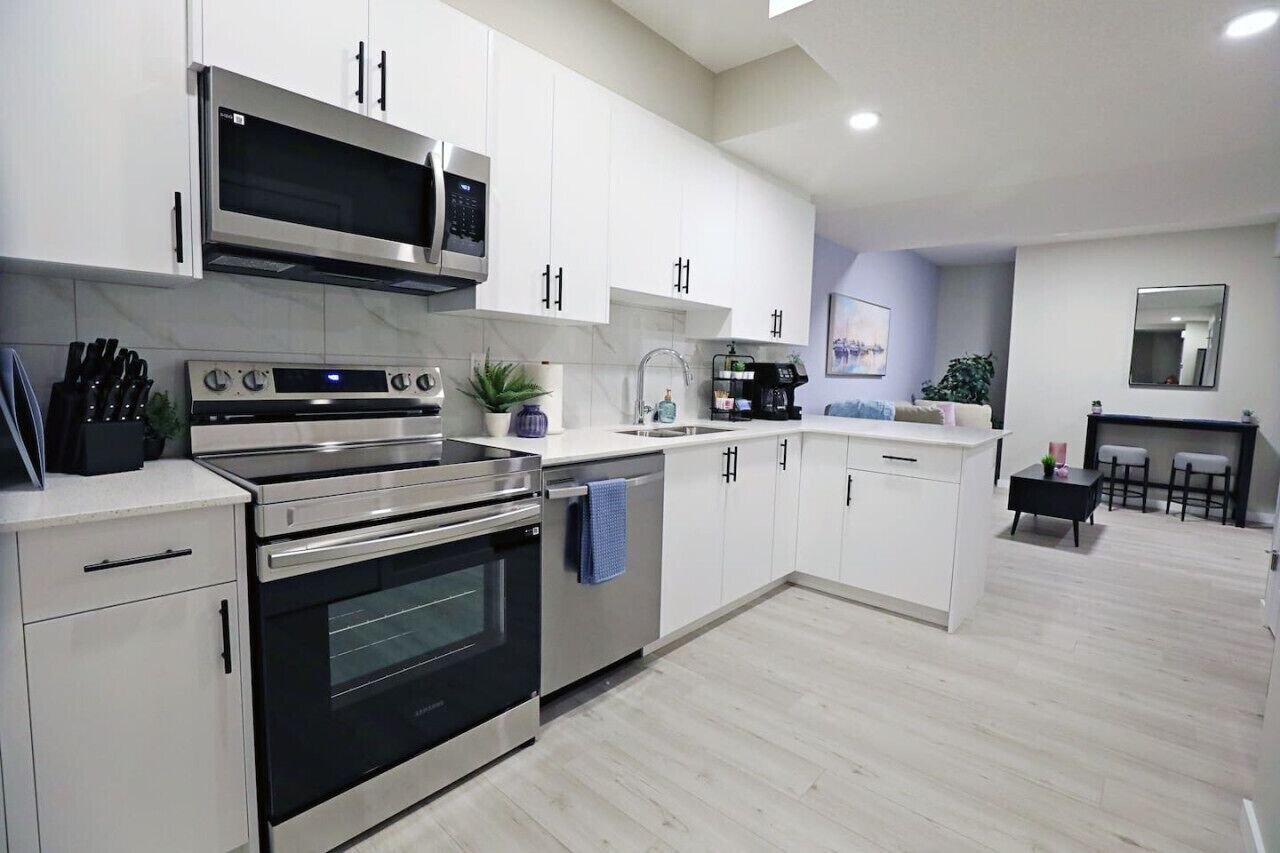 Kjøleskap, mikrobølgeovn, ovn og kokeplater