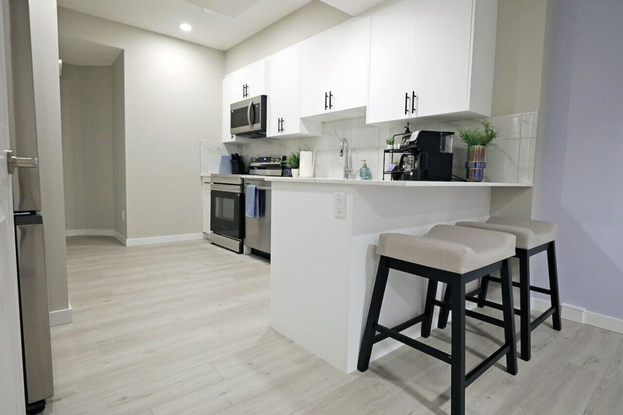 Kjøleskap, mikrobølgeovn, ovn og kokeplater