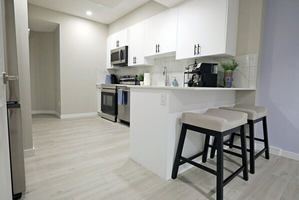 Réfrigérateur, four à micro-ondes, un four, surface de cuisson