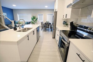 Fridge, microwave, oven, stovetop - Edgemont Escape |A/C|Family Friendly|WEM|Disney+ (Edmonton)