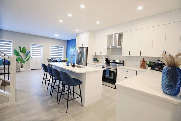 Kjøleskap, mikrobølgeovn, ovn og kokeplater