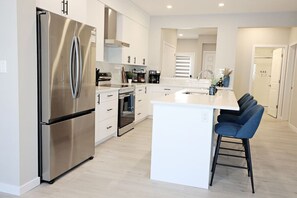 ثلاجة، ميكروويف، فرن، موقد طهي مسطح