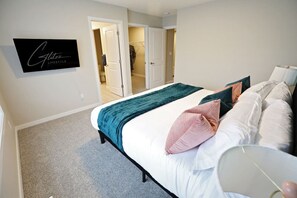 7 bedrooms, desk, iron/ironing board, travel crib
