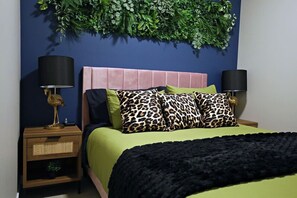 7 Schlafzimmer, Schreibtisch, Bügeleisen/Bügelbrett, Reisekinderbett