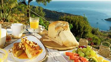 Tägliches einheimisches Frühstück (10 EUR pro Person)