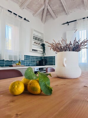 Appartement, uitzicht op de baai | Privékeuken | Een minikoelkast, een oven, een kookplaat, een espressoapparaat