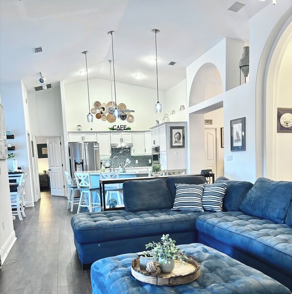 Een smart-tv, een open haard, een dvd-speler en boeken