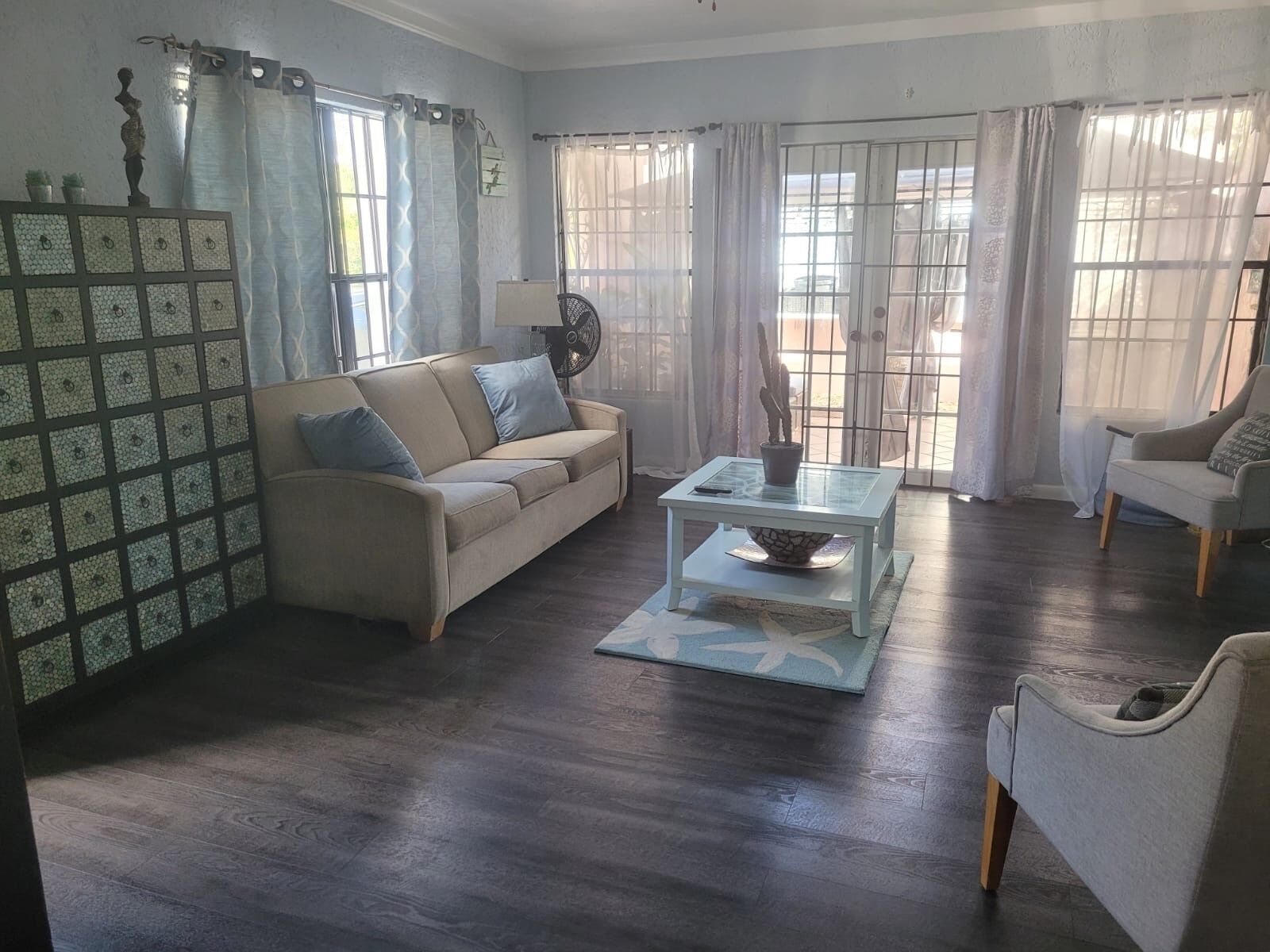 TV connectée, livres, médiathèque, chaîne hi-fi