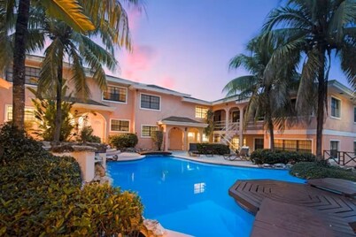 Refreshing! Paradise Island. Walking distance from the Beach, Bars, Restaurants.