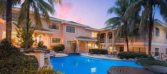 Refreshing! Paradise Island. Walking distance from the Beach, Bars, Restaurants.