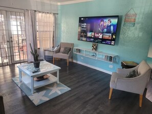 Smart TV, libros, biblioteca musical y estéreo