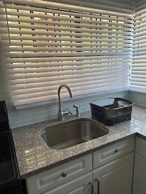 Fridge, microwave, oven, stovetop - Refreshing! Paradise Island. Walking distance from the Beach, Bars, Restaurants. (Nassau)