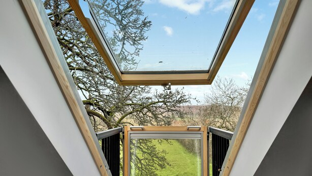 A skylight with a view of a green field and trees. - 2 bedroom accommodation in Clevedon (Clevedon)