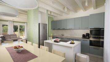 Jääkaappi, mikroaaltouuni, uuni, liesi