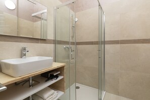 Dusch, hårtork, bidé och handdukar