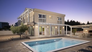 A modern two-story house with a swimming pool, outdoor seating, and a covered patio area. - Villa Olivia with Private Pool, Sauna, and Hot Tub – Just 800m from the Beach (Ližnjan)