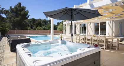 Villa Olivia with Private Pool, Sauna, and Hot Tub – Just 800m from the Beach