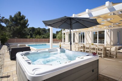 Villa Olivia with Private Pool, Sauna, and Hot Tub – Just 800m from the Beach