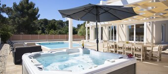 Villa Olivia with Private Pool, Sauna, and Hot Tub – Just 800m from the Beach