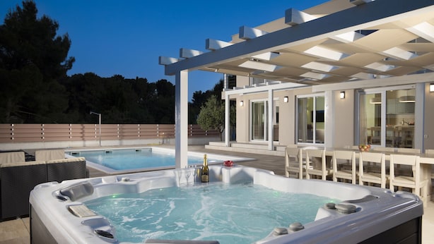 A rooftop pool area with a hot tub and outdoor seating. - Villa Olivia with Private Pool, Sauna, and Hot Tub – Just 800m from the Beach (Ližnjan)
