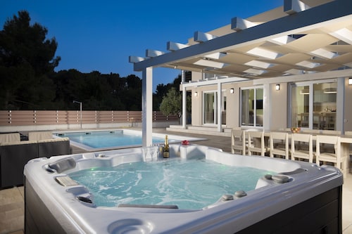 Villa Olivia with Private Pool, Sauna, and Hot Tub – Just 800m from the Beach