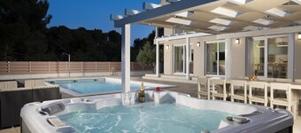 Villa Olivia with Private Pool, Sauna, and Hot Tub – Just 800m from the Beach