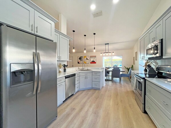 Frigorífic, microones, forn i placa de cuina